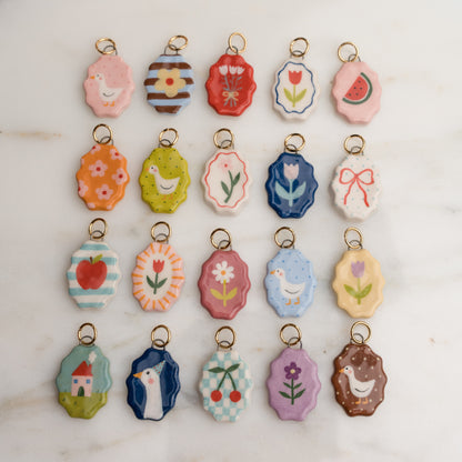 Ciondolo ovale con bordo ondulato