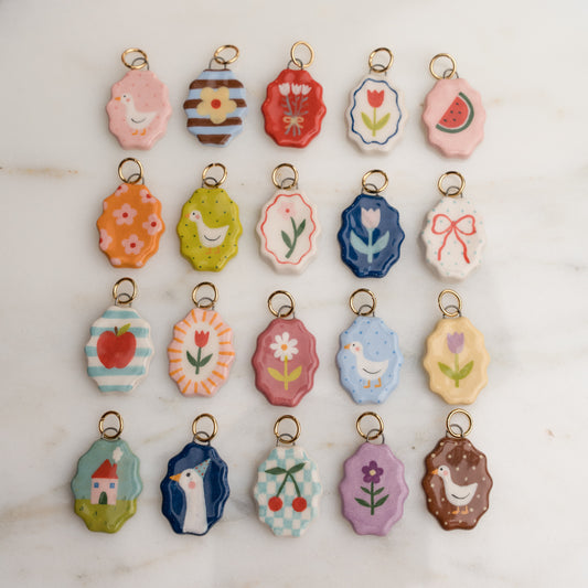 Ciondolo ovale con bordo ondulato