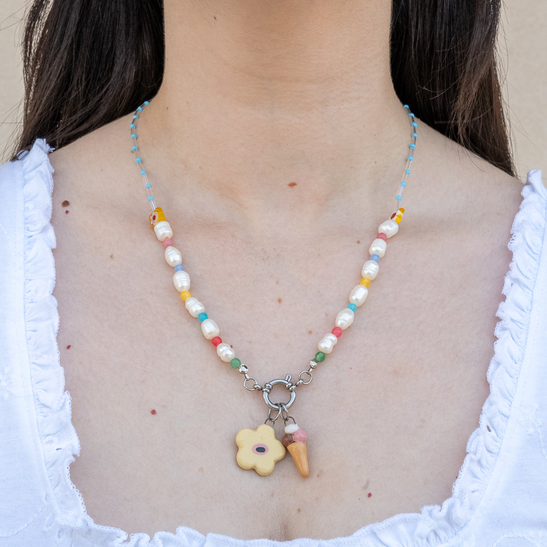 Collana con perline e coppia di ciondoli