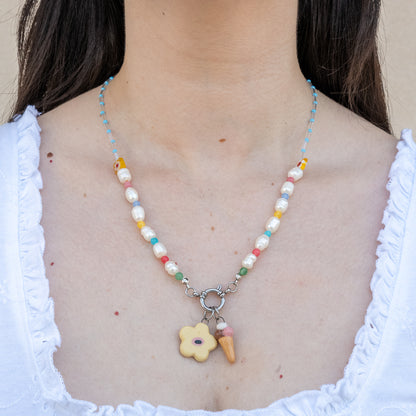 Collana con perline e coppia di ciondoli