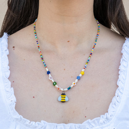 Collana di perline con ciondolo apetta