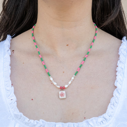Collana con perline e ciondolo fiore rosa