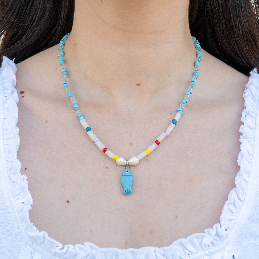 Collana di perline con pesciolino azzurro