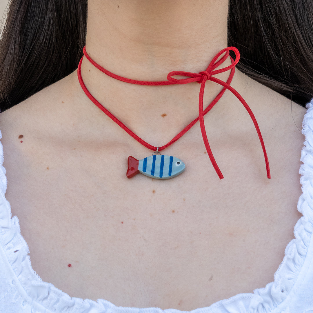 Cordino rosso con pesce azzurro