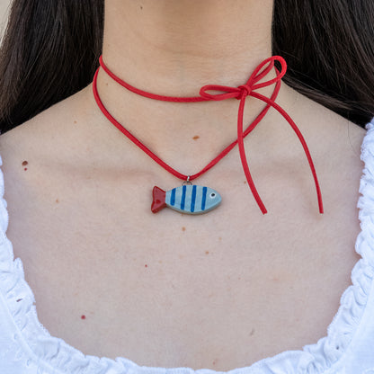 Cordino rosso con pesce azzurro