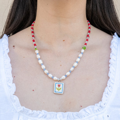 Collana con perle e ciondolo tulipano