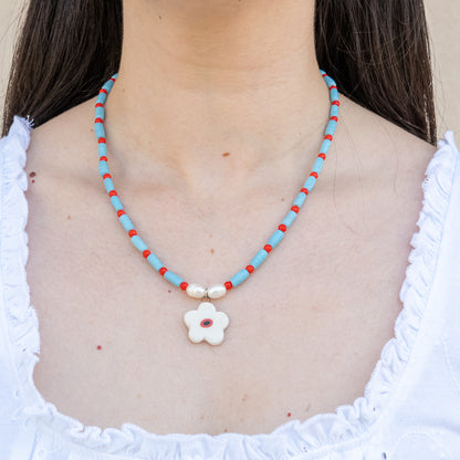 Collana con perline e ciondolo fiore bianco