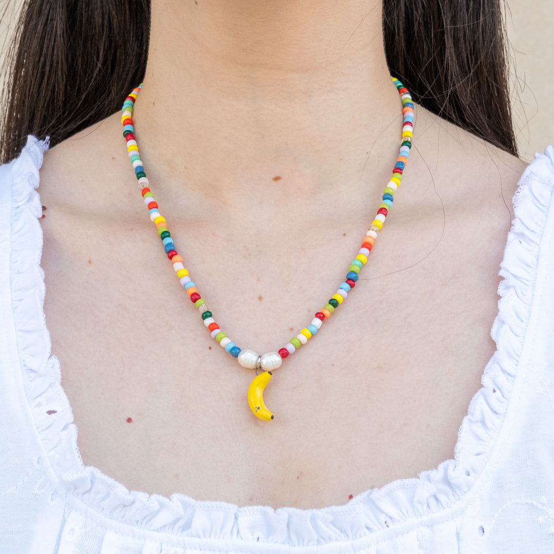 Collana di perline colorate con ciondolo banana