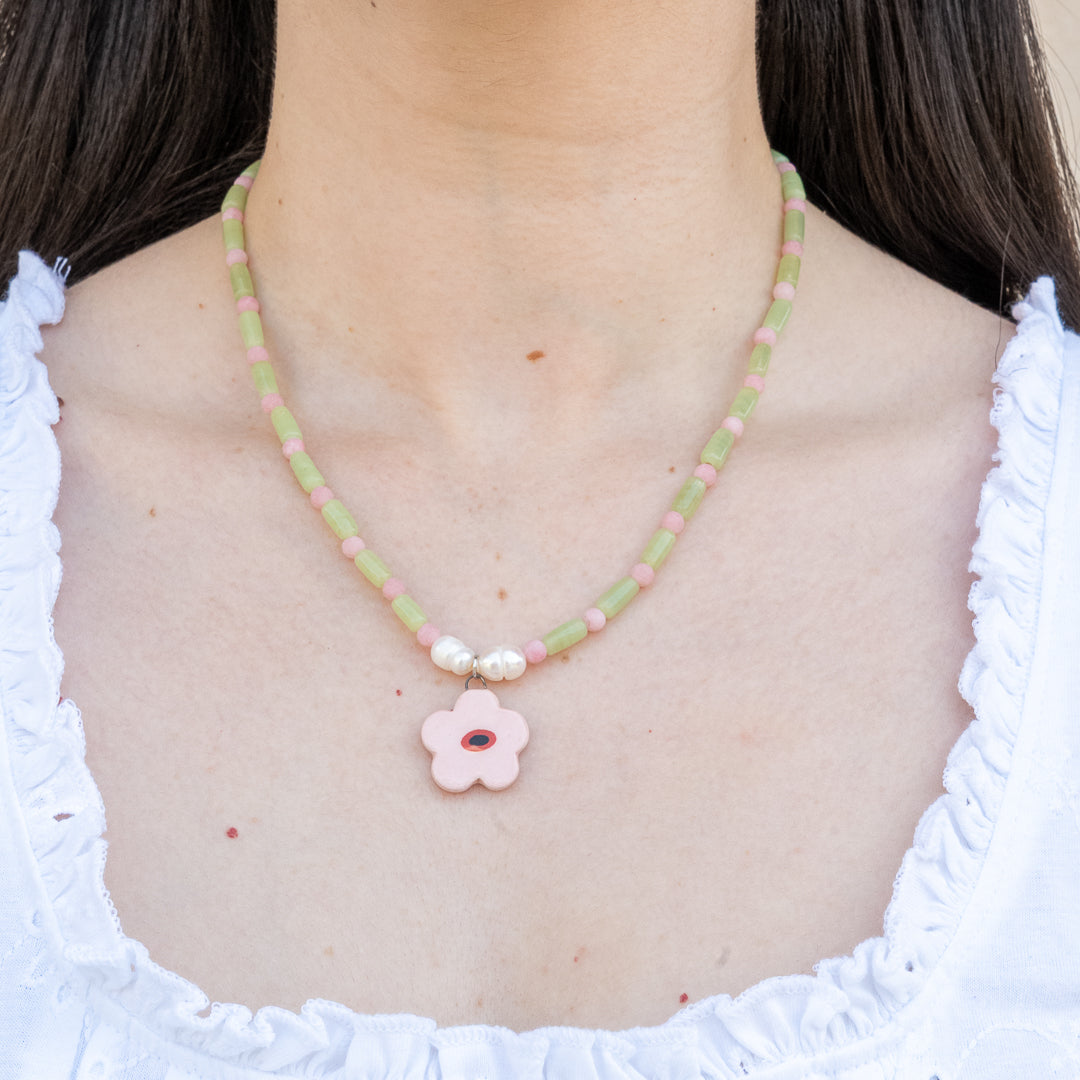 Collana con perline e ciondolo fiore rosa