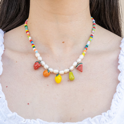 Collana con perle e mix ciondoli frutta