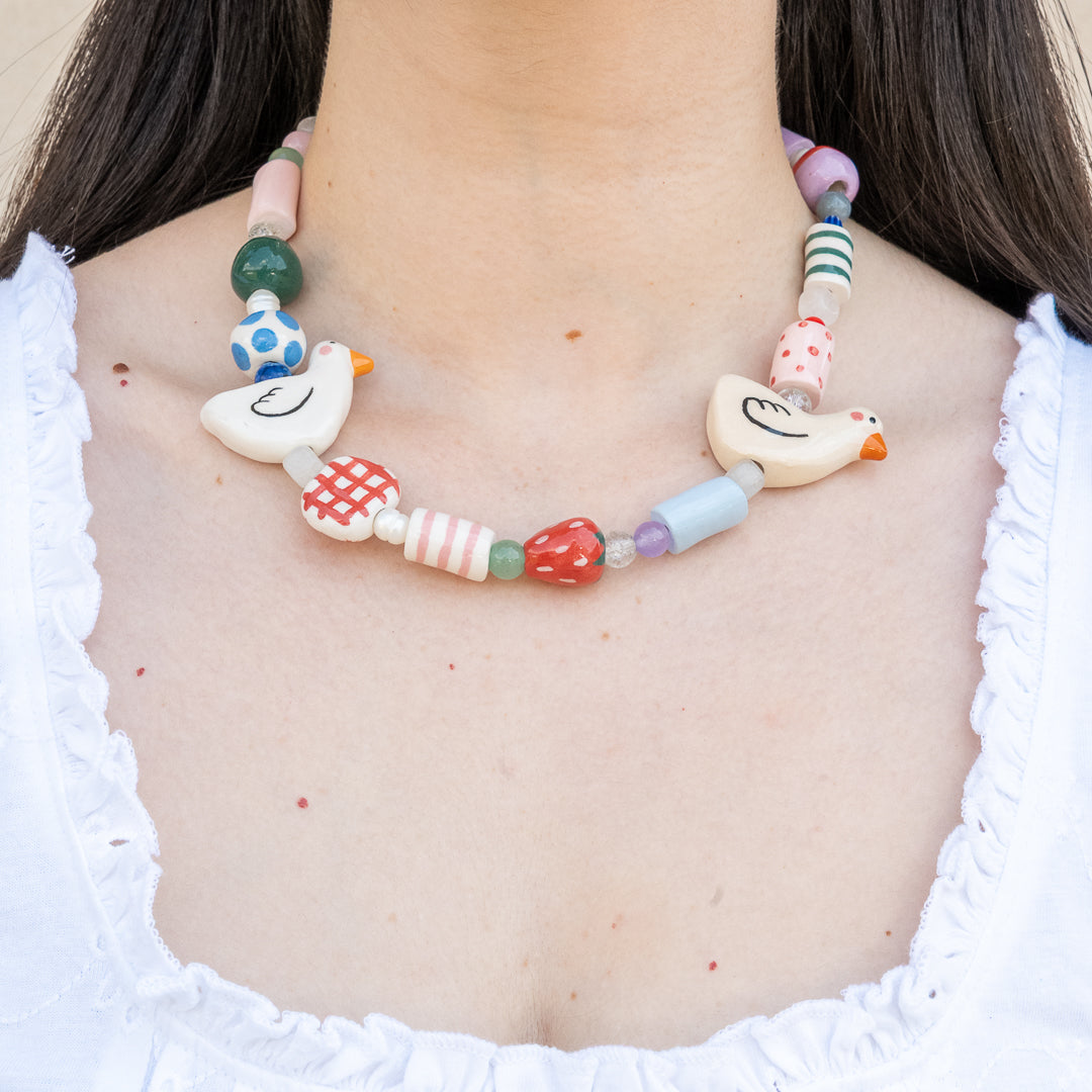 Collana con perline in ceramica e paperelle