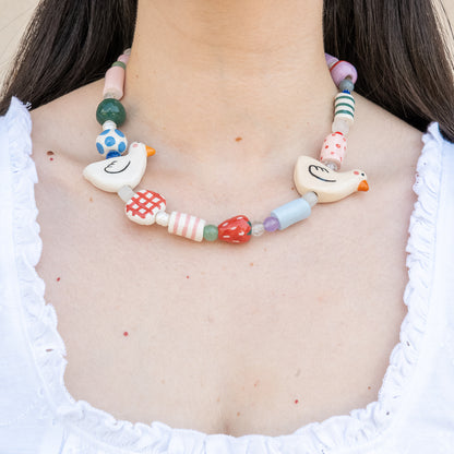 Collana con perline in ceramica e paperelle