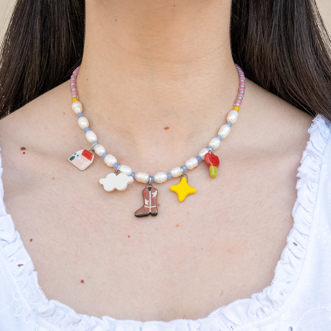 Collana con perle e ciondoli misti