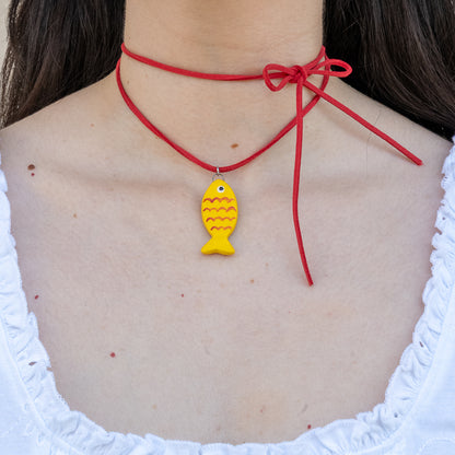 Cordino rosso con pesce giallo