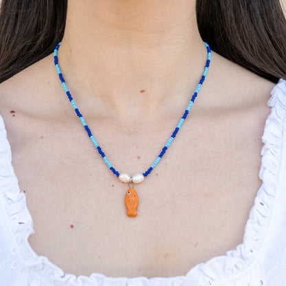 Collana di perline con pesciolino arancione