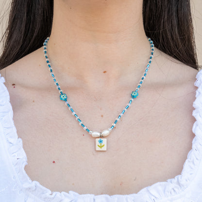 Collana con perline e ciondolo fiorellino