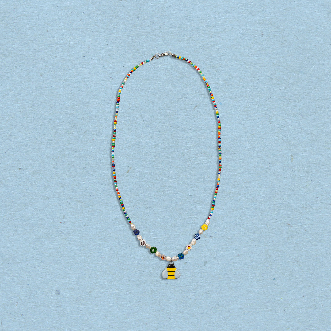 Collana di perline con ciondolo apetta