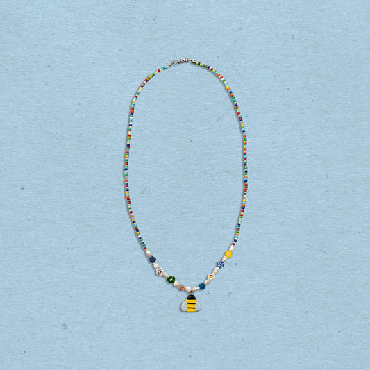 Collana di perline con ciondolo apetta
