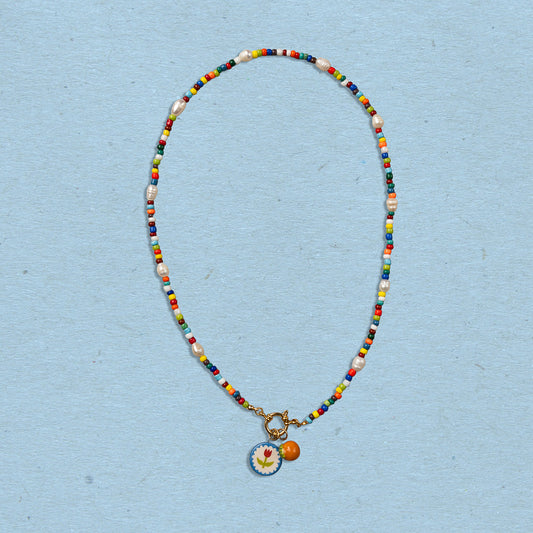 Collana di perline con coppia di ciondoli