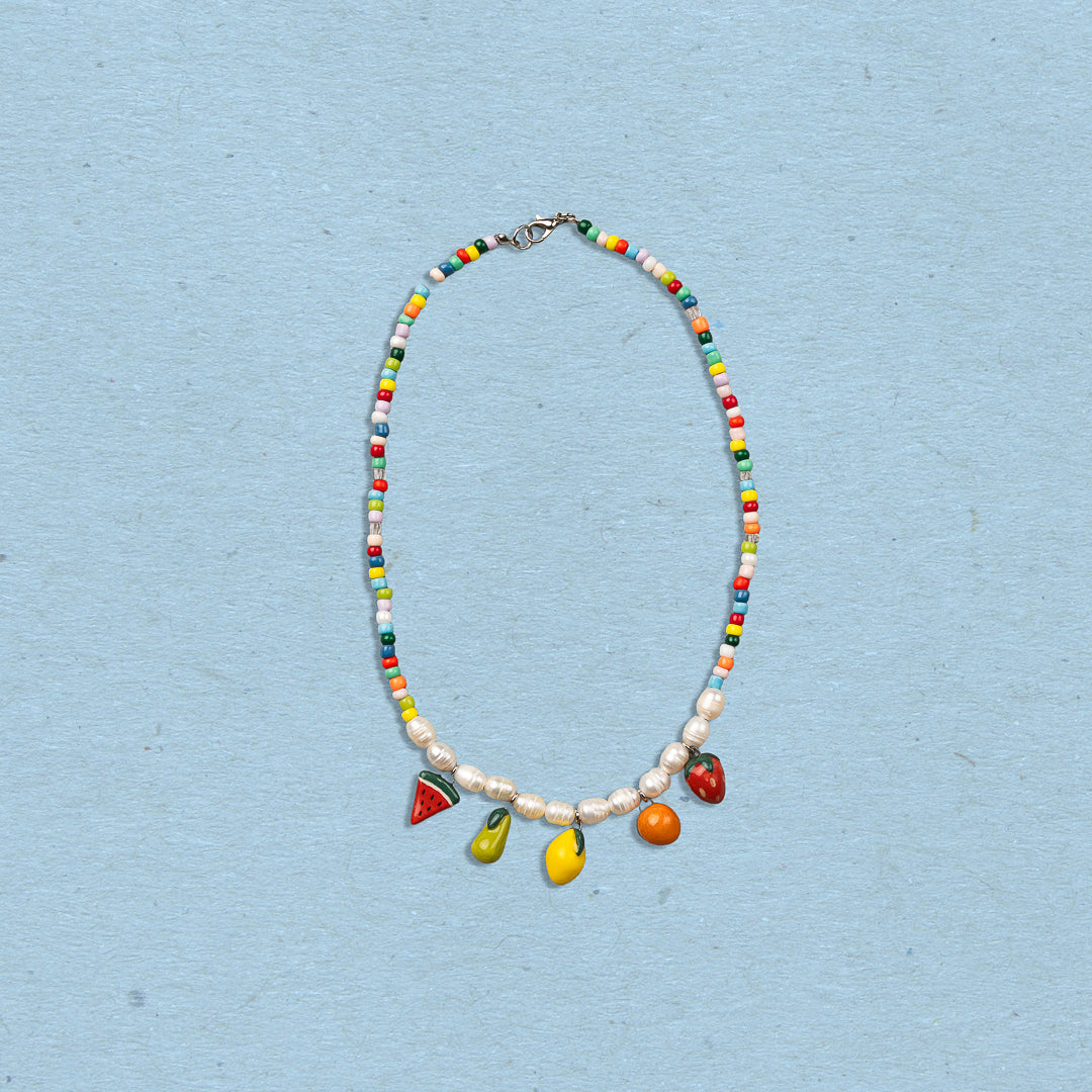 Collana con perle e mix ciondoli frutta
