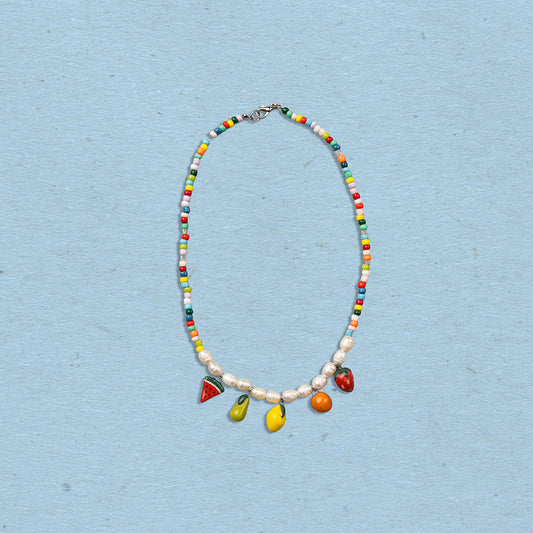 Collana con perle e mix ciondoli frutta