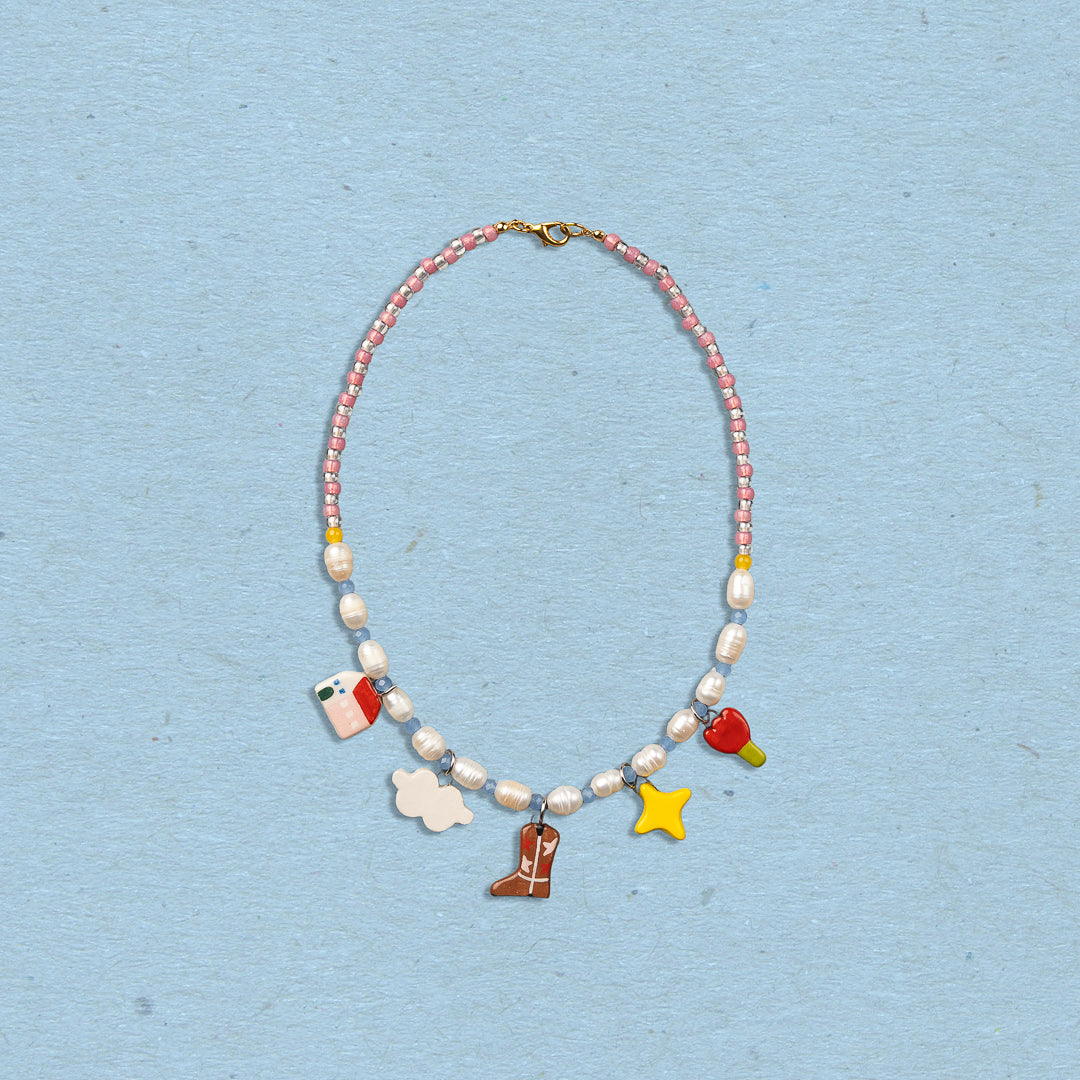 Collana con perle e ciondoli misti