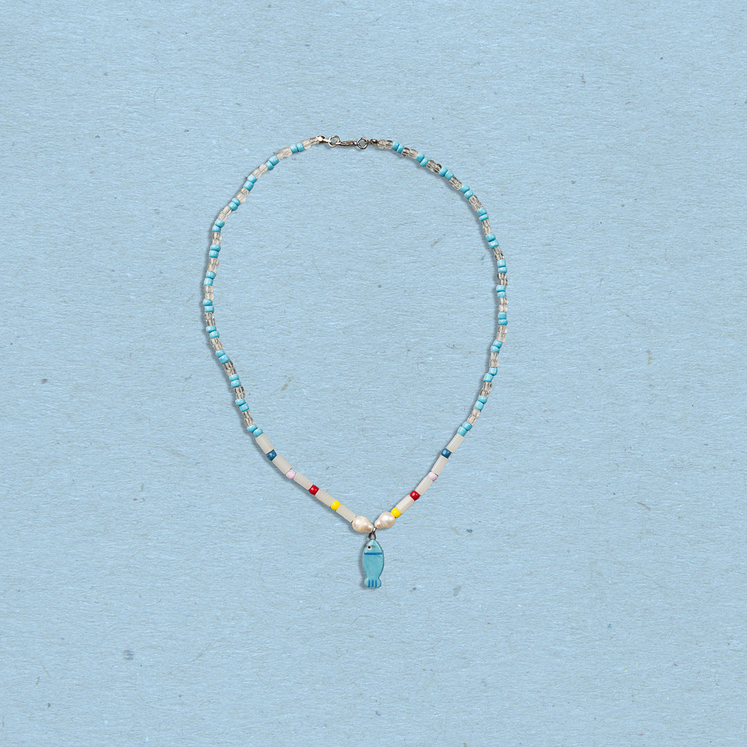 Collana di perline con pesciolino azzurro