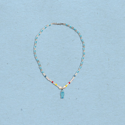 Collana di perline con pesciolino azzurro