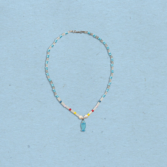 Collana di perline con pesciolino azzurro