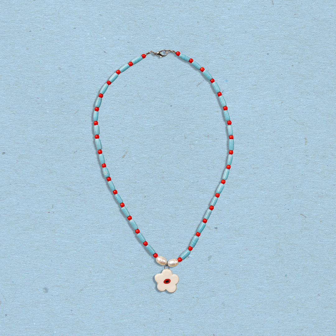 Collana con perline e ciondolo fiore bianco