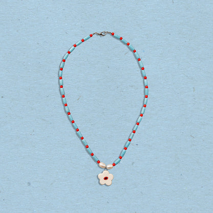 Collana con perline e ciondolo fiore bianco