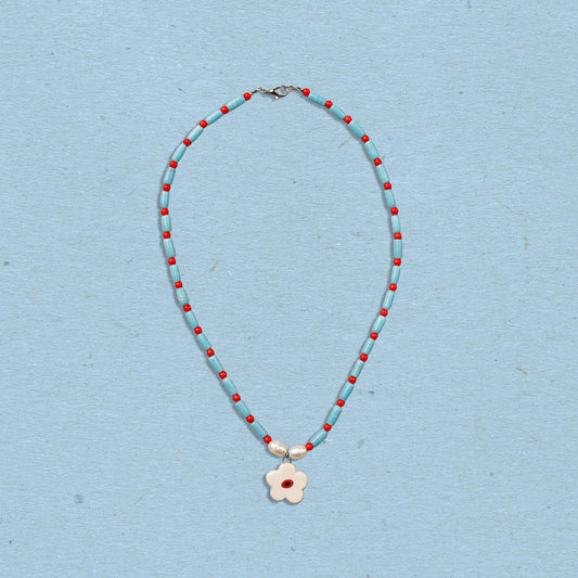 Collana con perline e ciondolo fiore bianco