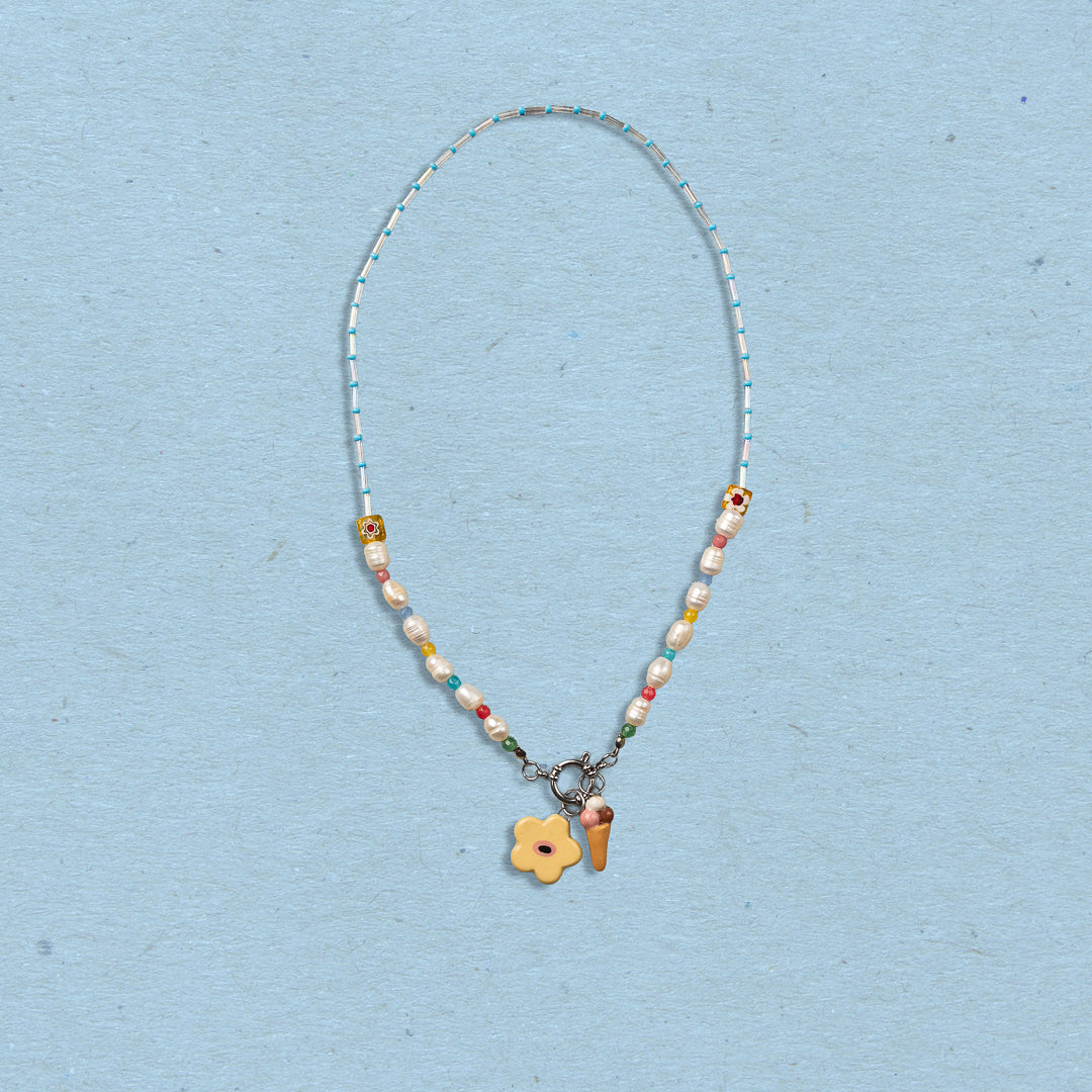 Collana con perline e coppia di ciondoli