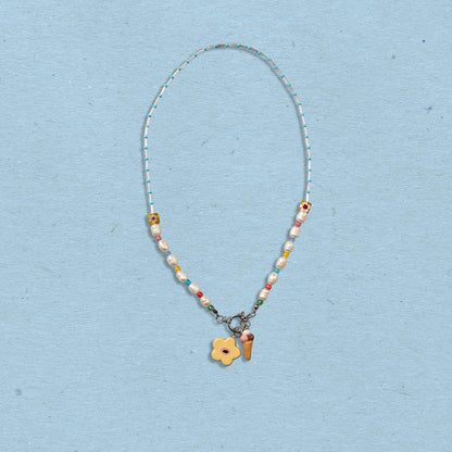 Collana con perline e coppia di ciondoli