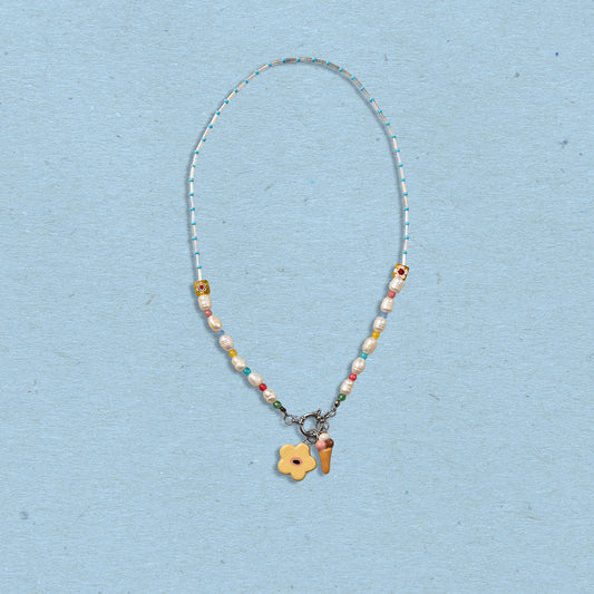 Collana con perline e coppia di ciondoli