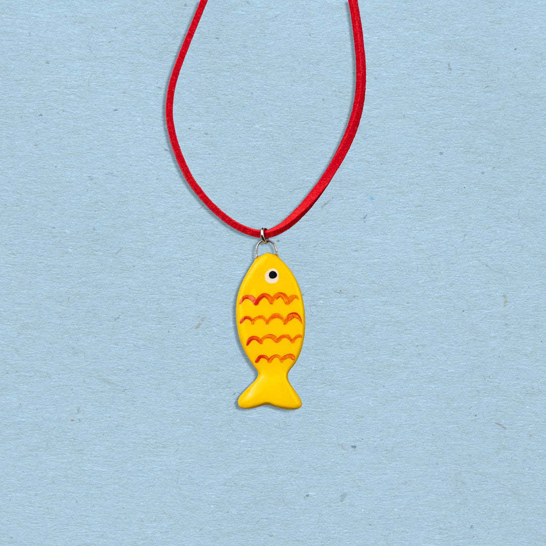 Cordino rosso con pesce giallo