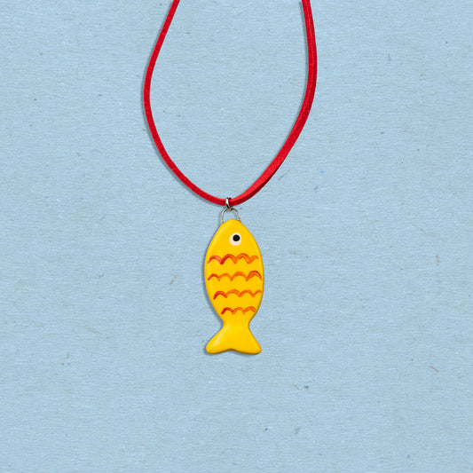 Cordino rosso con pesce giallo