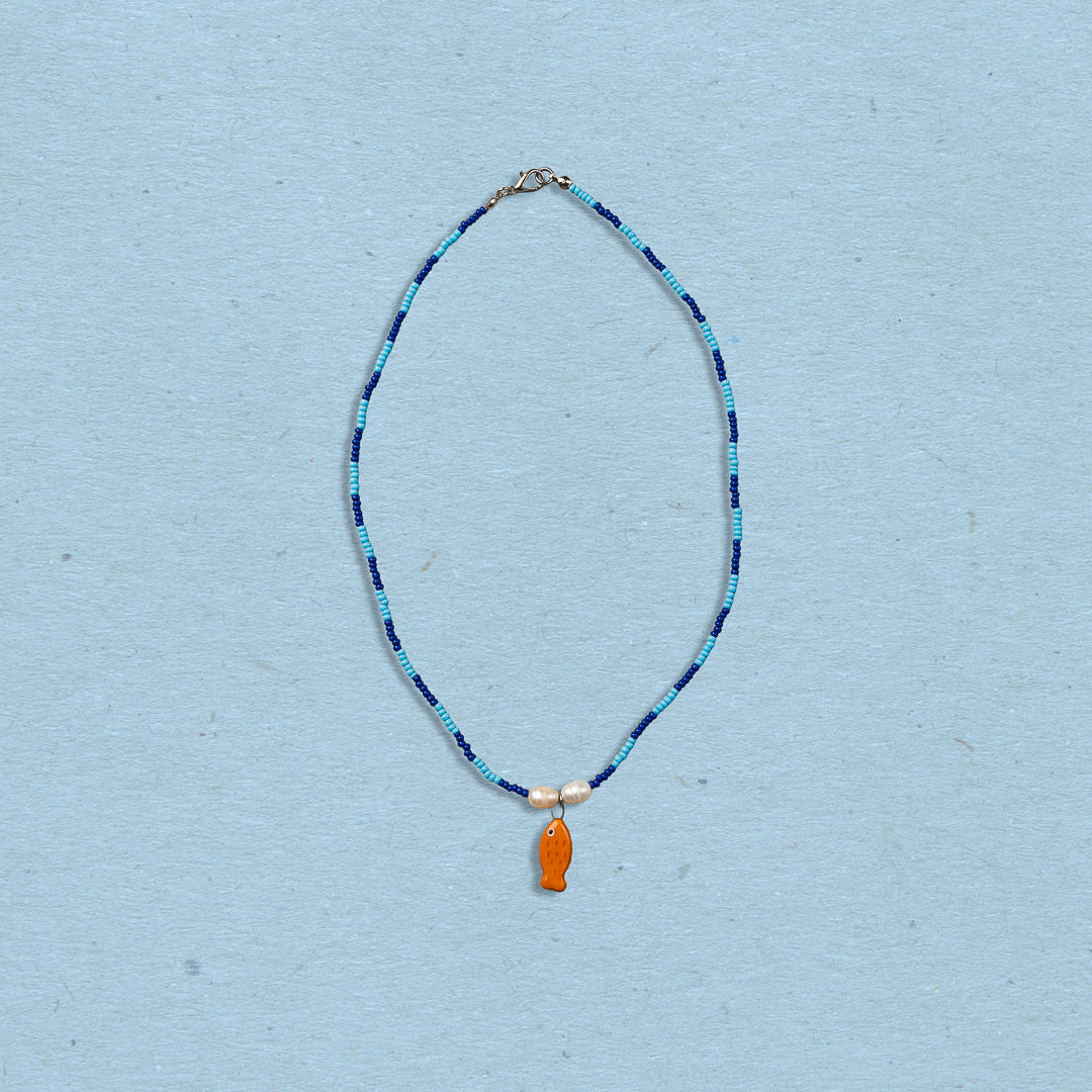 Collana di perline con pesciolino arancione