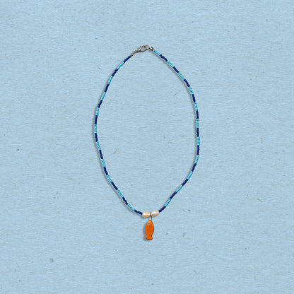 Collana di perline con pesciolino arancione