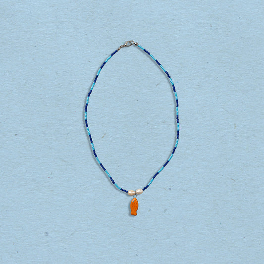 Collana di perline con pesciolino arancione