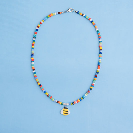 Collana di perline colorate con ciondolo apetta