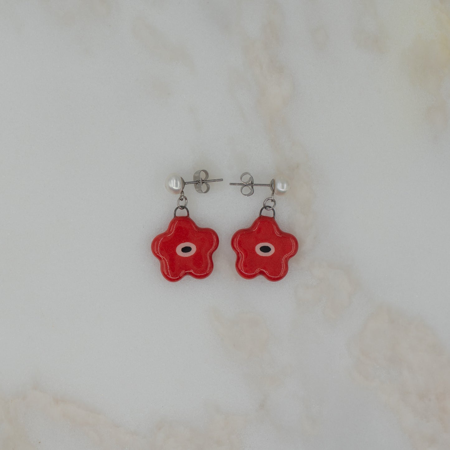 Orecchini con perla e fiore rosso