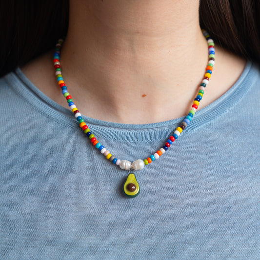 Collana colorata con avocado