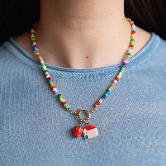 Collana colorata con ciondolo casetta e fragola