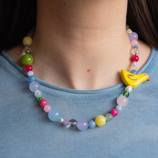 Collana multicolor con paperella gialla