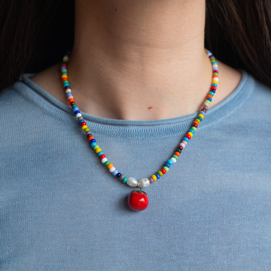 Collana colorata con pomodoro
