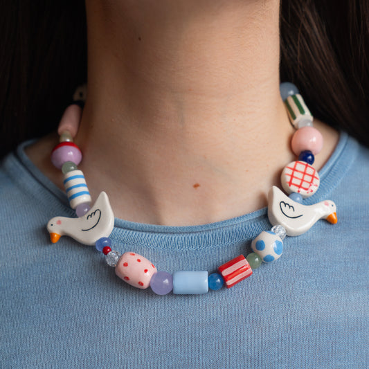 Collana con perline in ceramica e paperelle