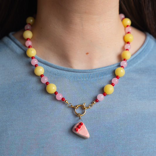 Collana con moschettone e fetta di torta