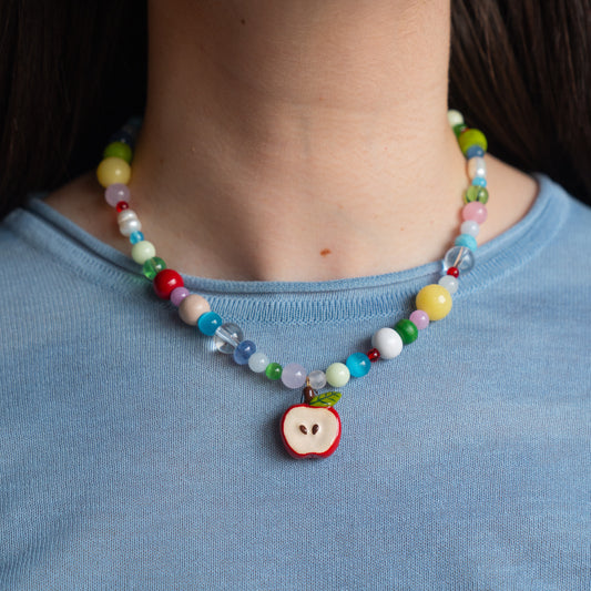 Collana multicolor con mela