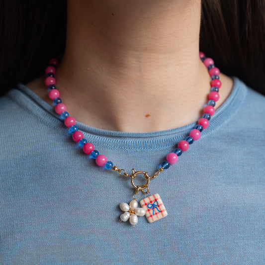 Collana rosa con moschettone e coppia di ciondoli